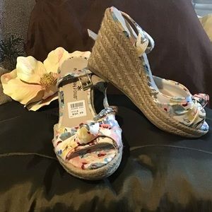 NWT MontegoBay Club - tropical  print strap wedges